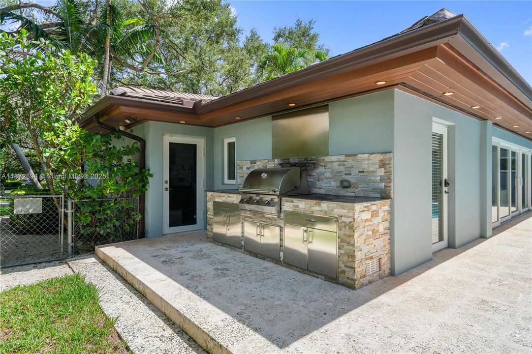 合同活跃: $3,399,000 (4 贝兹, 4 浴室, 3056 平方英尺)