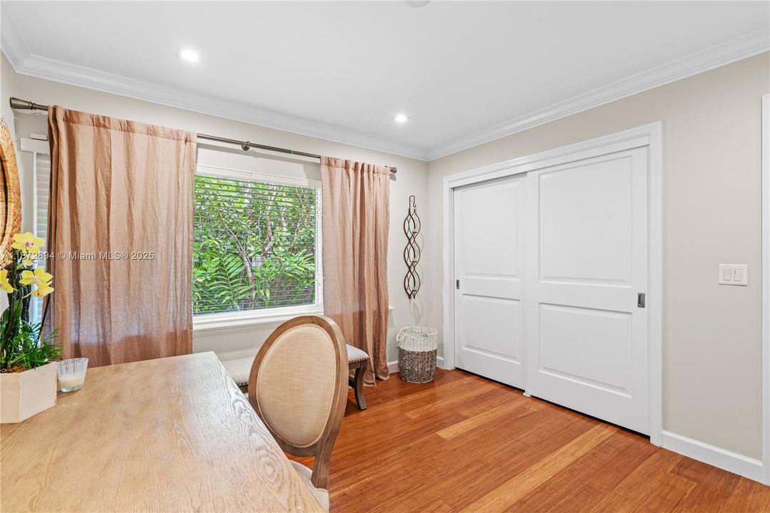 合同活跃: $3,399,000 (4 贝兹, 4 浴室, 3056 平方英尺)