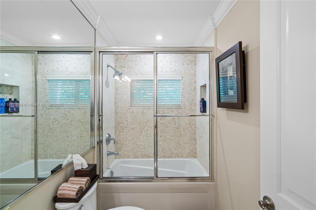 合同活跃: $3,399,000 (4 贝兹, 4 浴室, 3056 平方英尺)