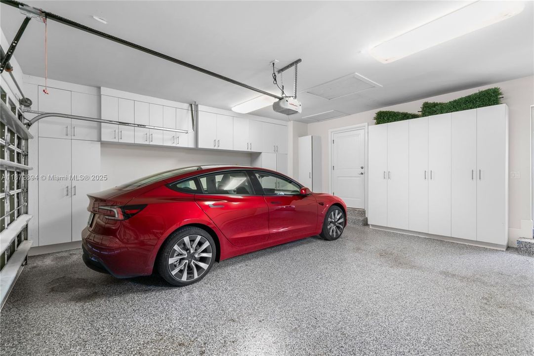 合同活跃: $3,399,000 (4 贝兹, 4 浴室, 3056 平方英尺)