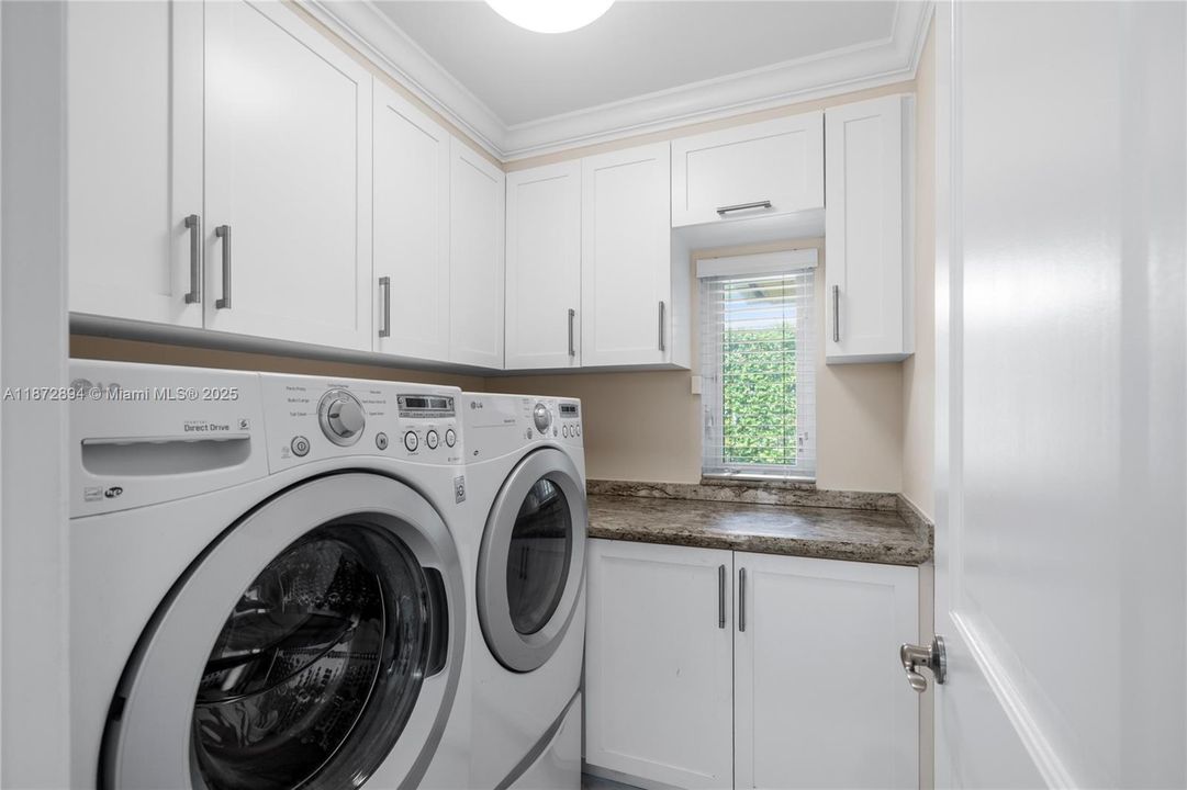 合同活跃: $3,399,000 (4 贝兹, 4 浴室, 3056 平方英尺)