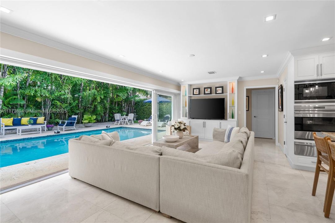 合同活跃: $3,399,000 (4 贝兹, 4 浴室, 3056 平方英尺)