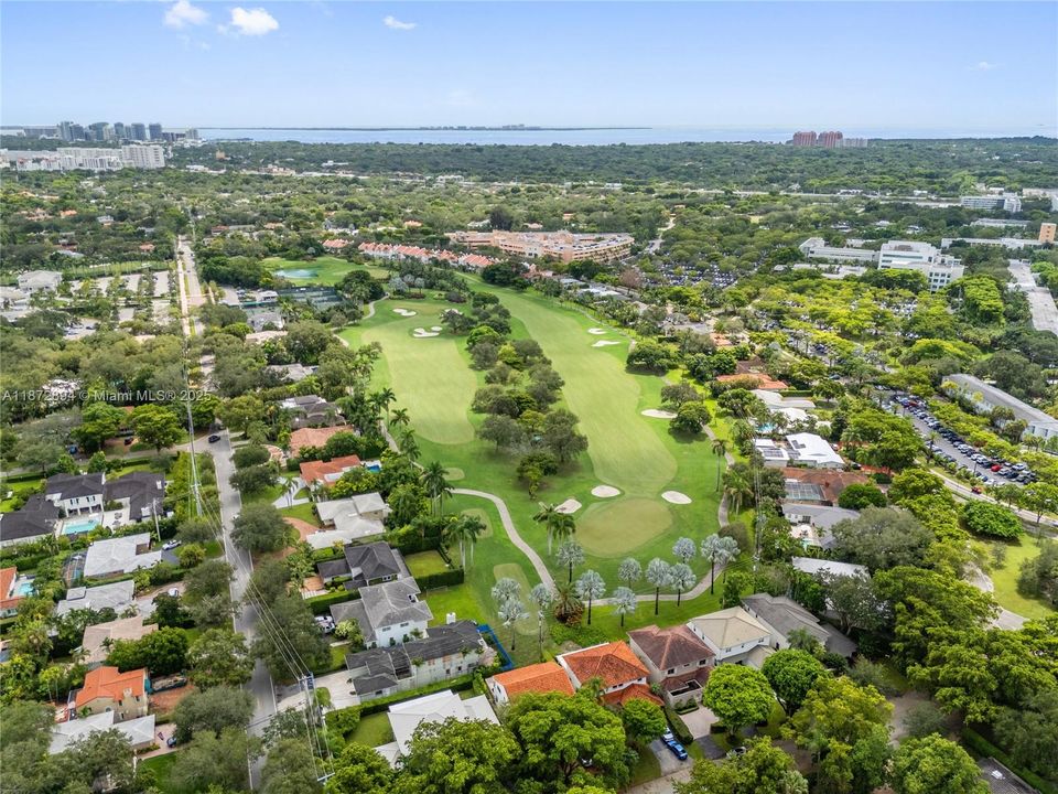 合同活跃: $3,399,000 (4 贝兹, 4 浴室, 3056 平方英尺)