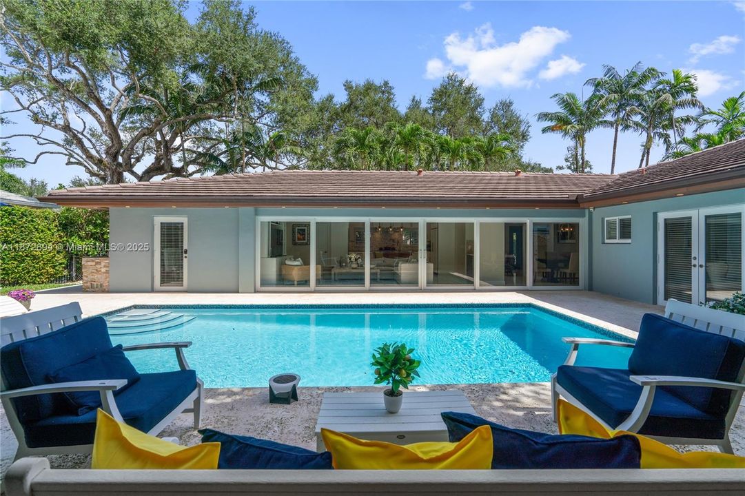 合同活跃: $3,399,000 (4 贝兹, 4 浴室, 3056 平方英尺)