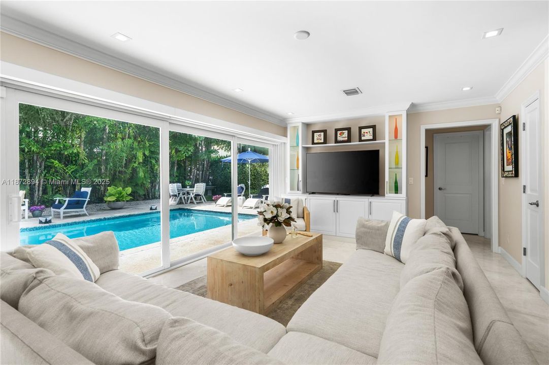 合同活跃: $3,399,000 (4 贝兹, 4 浴室, 3056 平方英尺)