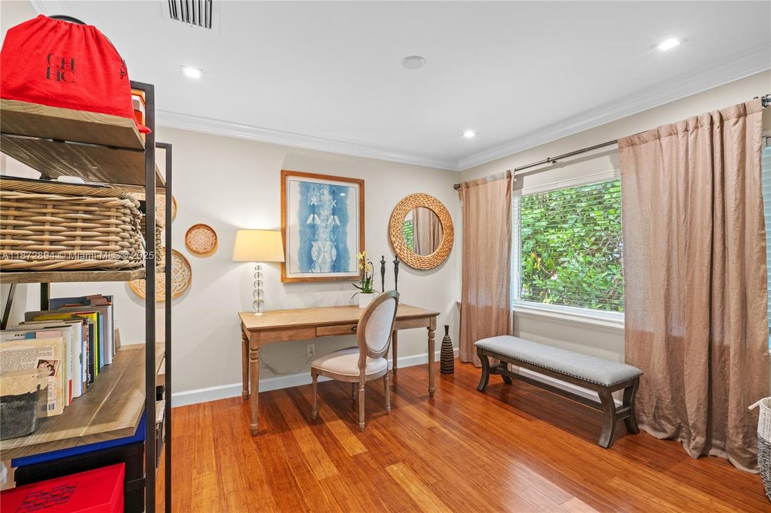 合同活跃: $3,399,000 (4 贝兹, 4 浴室, 3056 平方英尺)