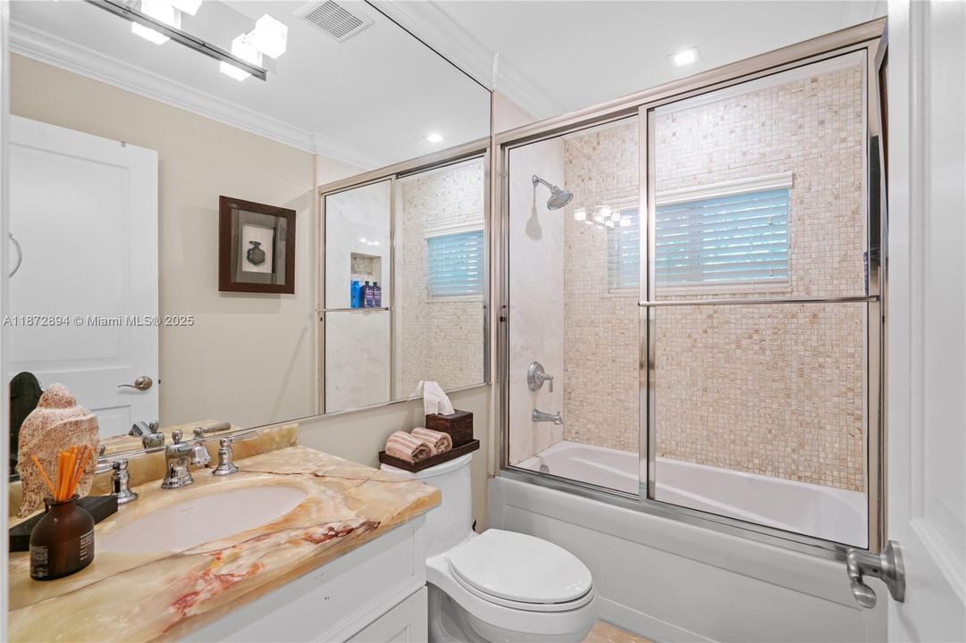 合同活跃: $3,399,000 (4 贝兹, 4 浴室, 3056 平方英尺)