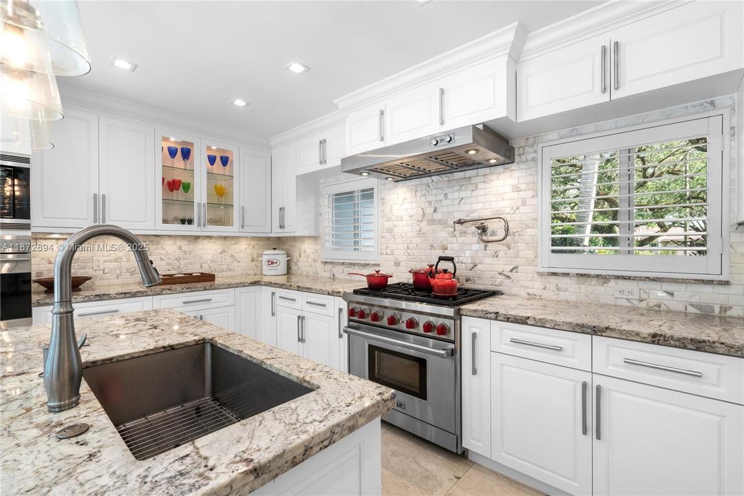 合同活跃: $3,399,000 (4 贝兹, 4 浴室, 3056 平方英尺)