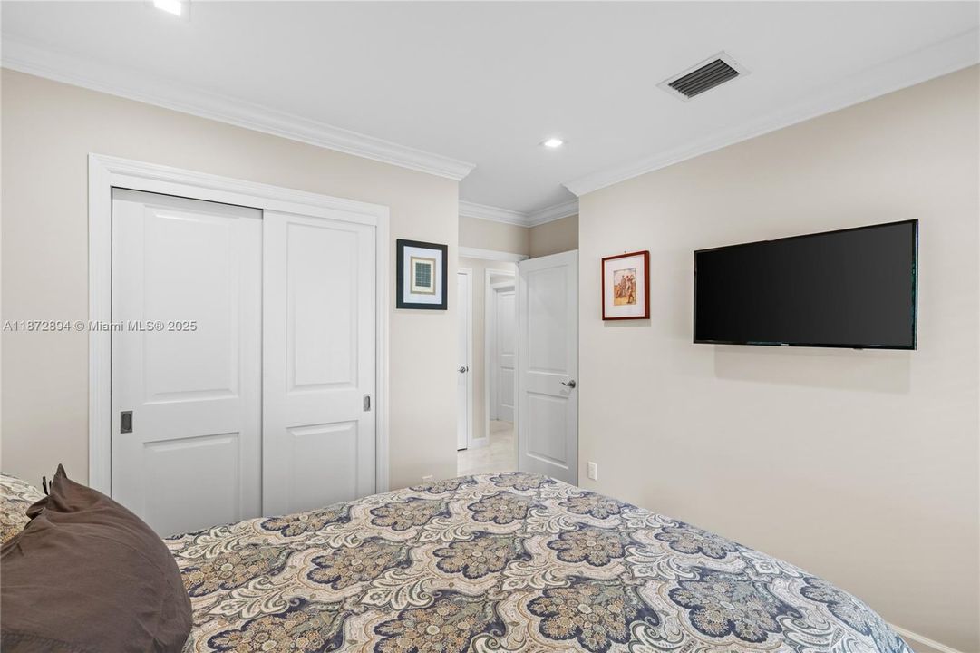 合同活跃: $3,399,000 (4 贝兹, 4 浴室, 3056 平方英尺)