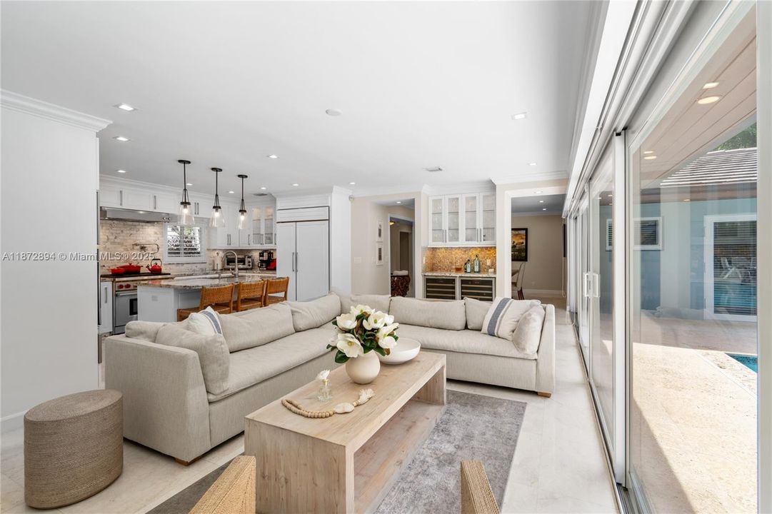 合同活跃: $3,399,000 (4 贝兹, 4 浴室, 3056 平方英尺)