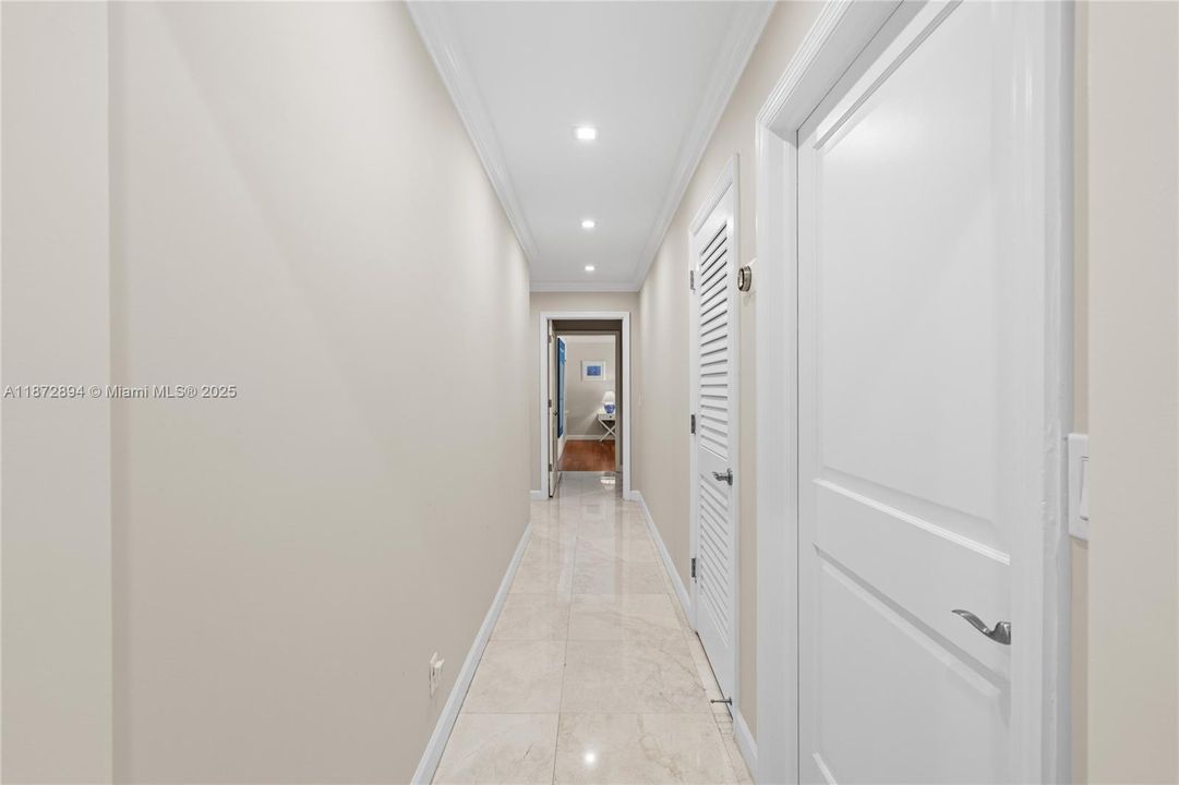 合同活跃: $3,399,000 (4 贝兹, 4 浴室, 3056 平方英尺)