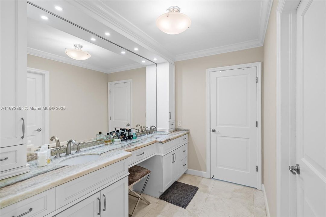 合同活跃: $3,399,000 (4 贝兹, 4 浴室, 3056 平方英尺)