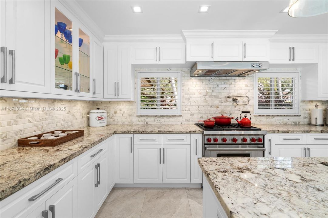 合同活跃: $3,399,000 (4 贝兹, 4 浴室, 3056 平方英尺)