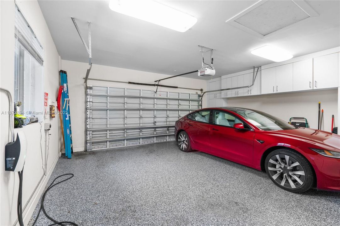 合同活跃: $3,399,000 (4 贝兹, 4 浴室, 3056 平方英尺)