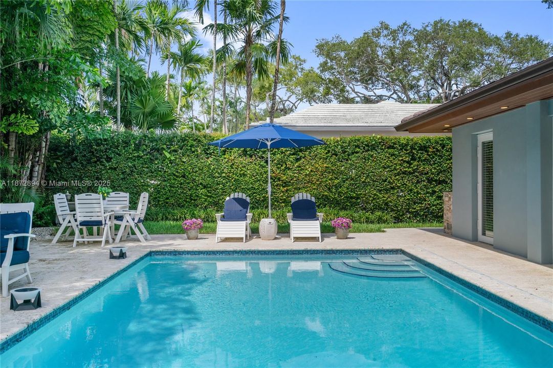 合同活跃: $3,399,000 (4 贝兹, 4 浴室, 3056 平方英尺)