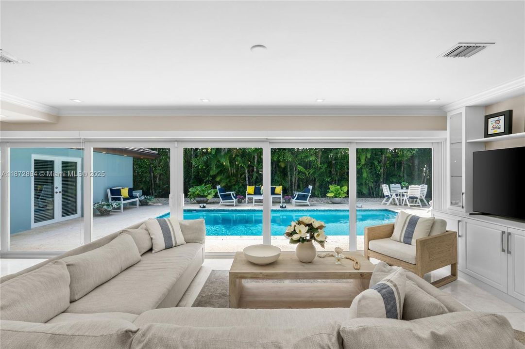 合同活跃: $3,399,000 (4 贝兹, 4 浴室, 3056 平方英尺)