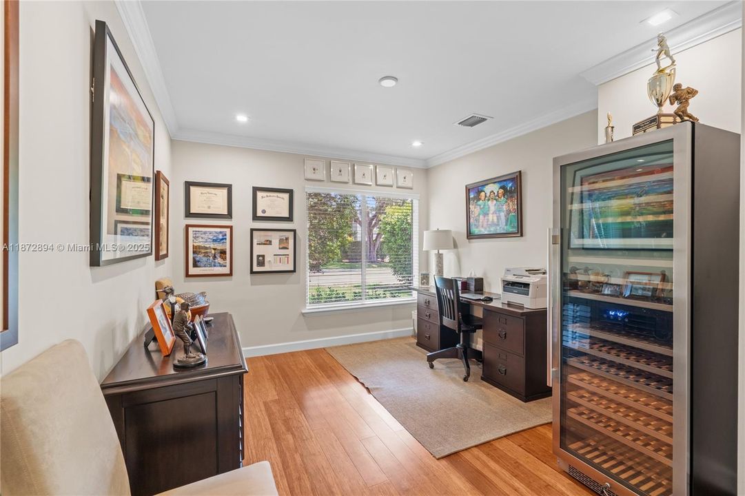 合同活跃: $3,399,000 (4 贝兹, 4 浴室, 3056 平方英尺)