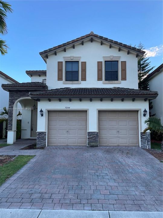 Activo con contrato: $3,900 (5 camas, 3 baños, 2916 Pies cuadrados)