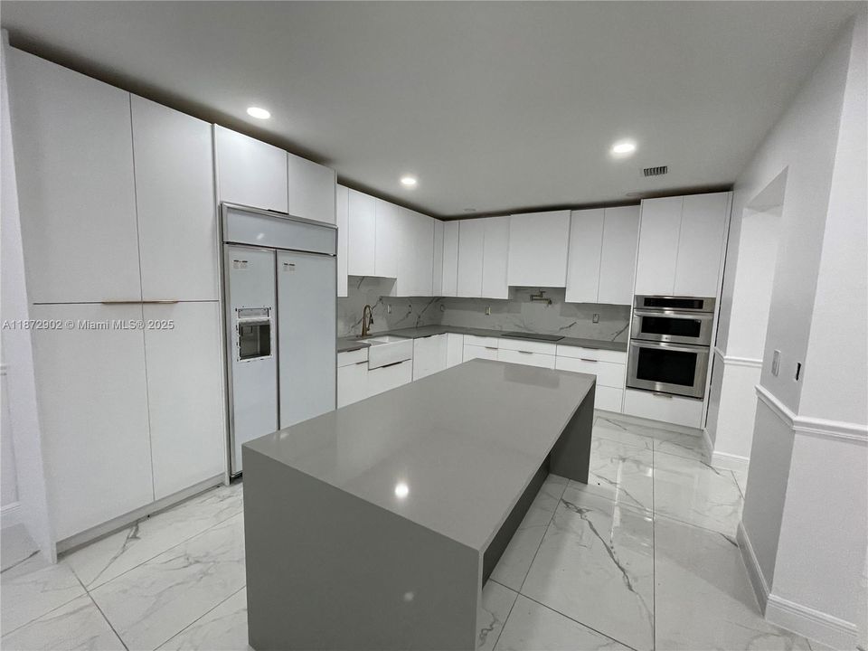 Activo con contrato: $3,900 (5 camas, 3 baños, 2916 Pies cuadrados)