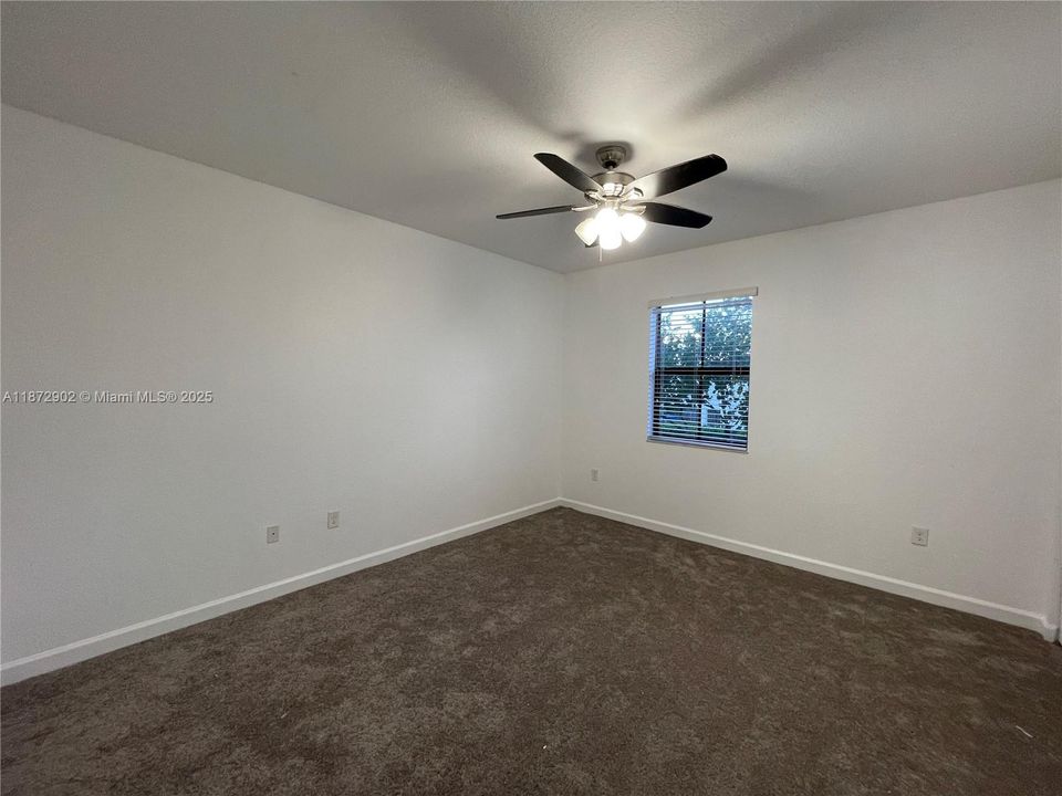 Activo con contrato: $3,900 (5 camas, 3 baños, 2916 Pies cuadrados)