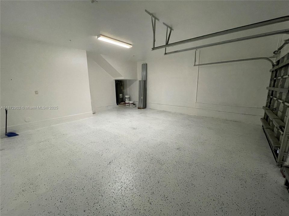 Activo con contrato: $3,900 (5 camas, 3 baños, 2916 Pies cuadrados)