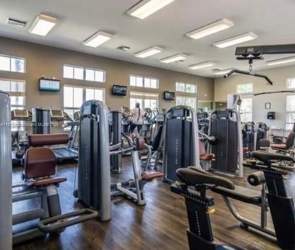 Activo con contrato: $3,900 (5 camas, 3 baños, 2916 Pies cuadrados)