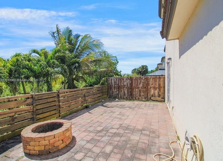 Activo con contrato: $3,900 (5 camas, 3 baños, 2916 Pies cuadrados)