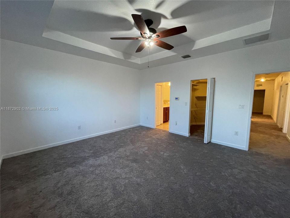 Activo con contrato: $3,900 (5 camas, 3 baños, 2916 Pies cuadrados)