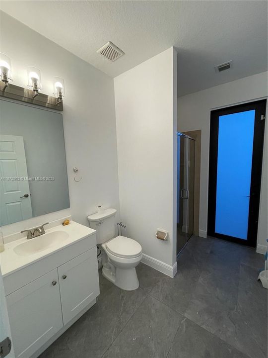 Activo con contrato: $3,900 (5 camas, 3 baños, 2916 Pies cuadrados)