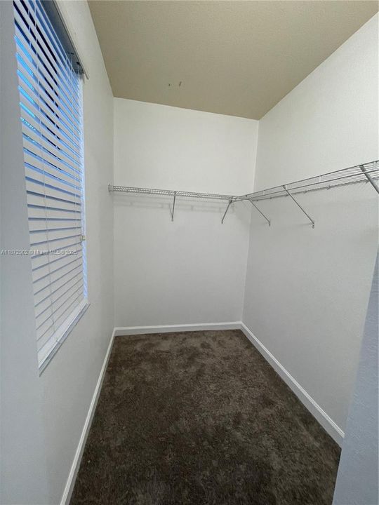 Activo con contrato: $3,900 (5 camas, 3 baños, 2916 Pies cuadrados)