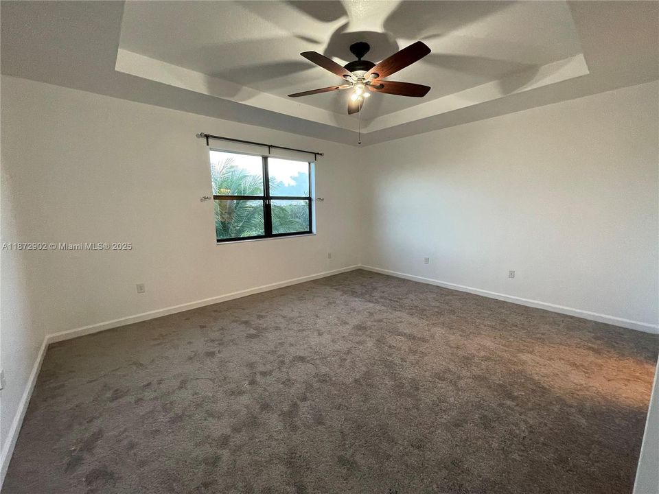 Activo con contrato: $3,900 (5 camas, 3 baños, 2916 Pies cuadrados)