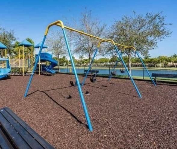 Activo con contrato: $3,900 (5 camas, 3 baños, 2916 Pies cuadrados)