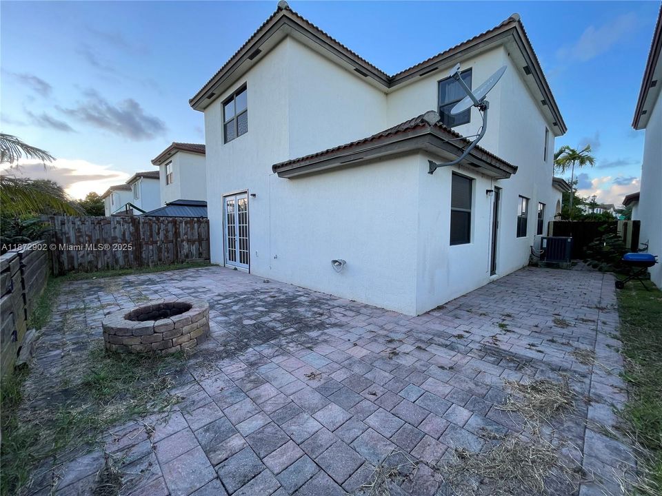 Activo con contrato: $3,900 (5 camas, 3 baños, 2916 Pies cuadrados)