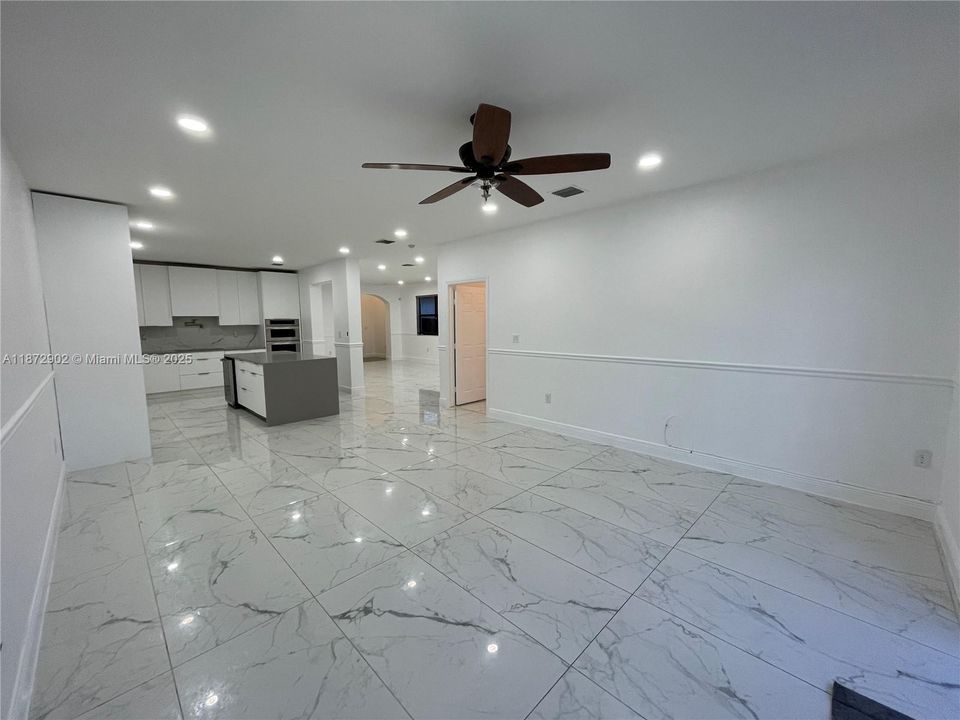 Activo con contrato: $3,900 (5 camas, 3 baños, 2916 Pies cuadrados)