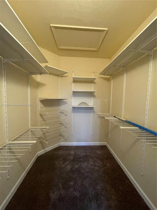 Activo con contrato: $3,900 (5 camas, 3 baños, 2916 Pies cuadrados)