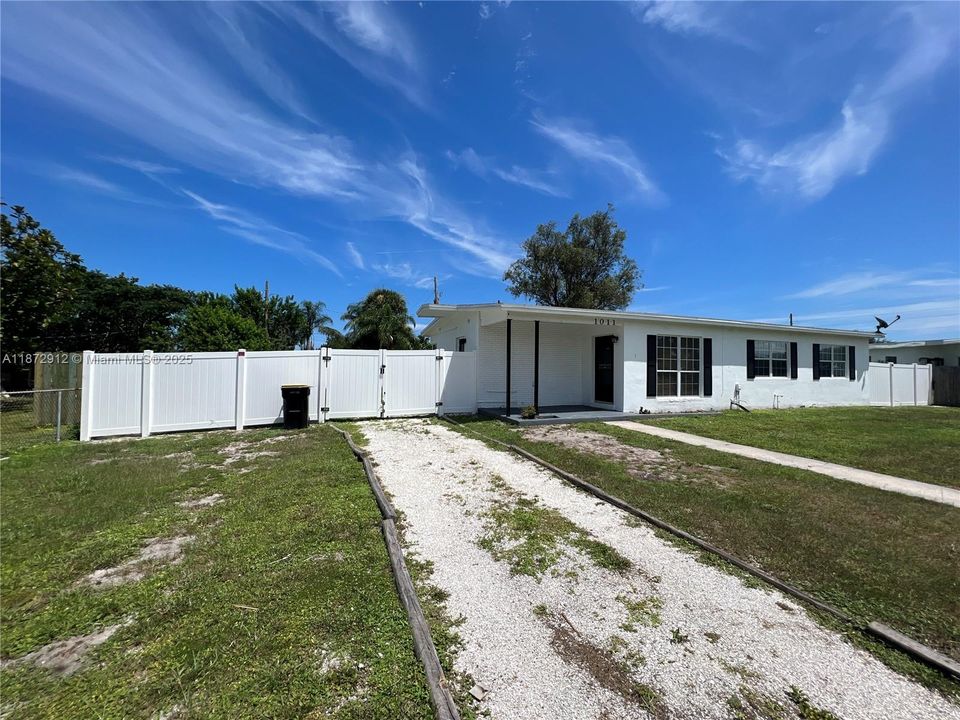 En Venta: $218,000 (3 camas, 1 baños, 1228 Pies cuadrados)