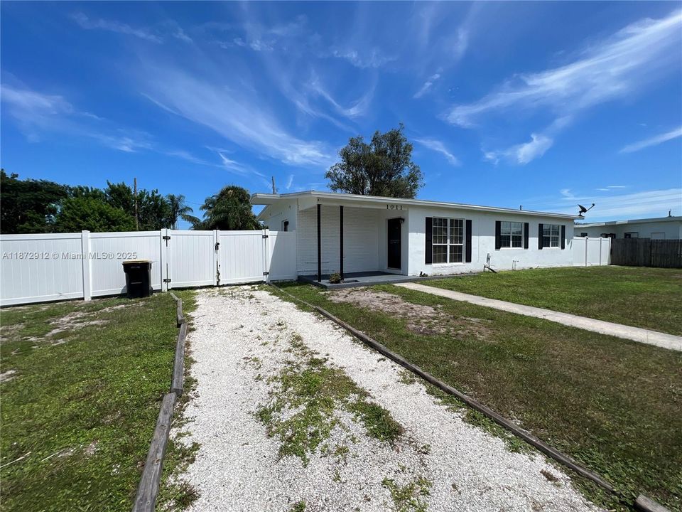 En Venta: $218,000 (3 camas, 1 baños, 1228 Pies cuadrados)