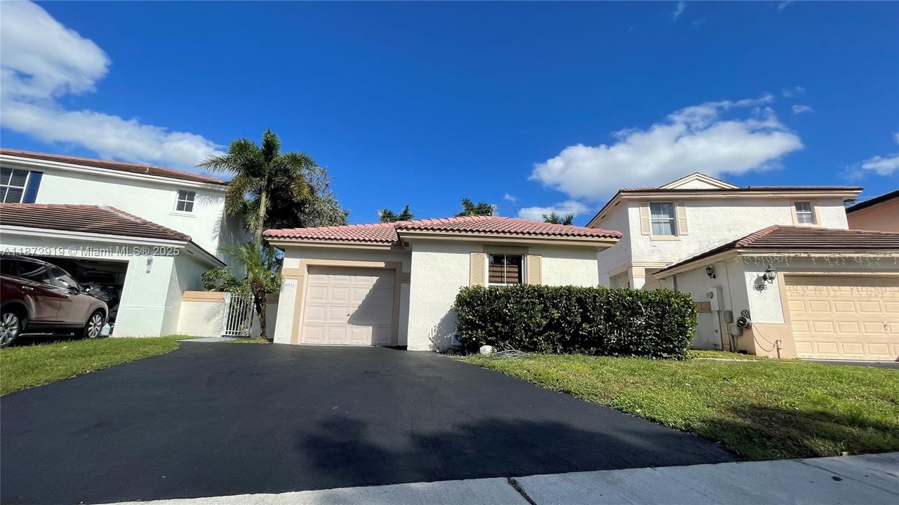 Active With Contract: $3,000 (3 beds, 2 baths, 1361 Square Feet)