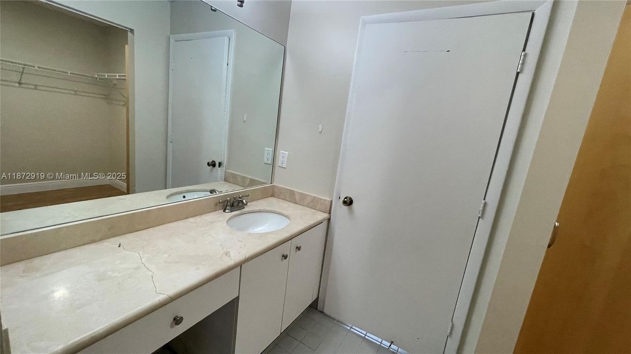 Active With Contract: $3,000 (3 beds, 2 baths, 1361 Square Feet)