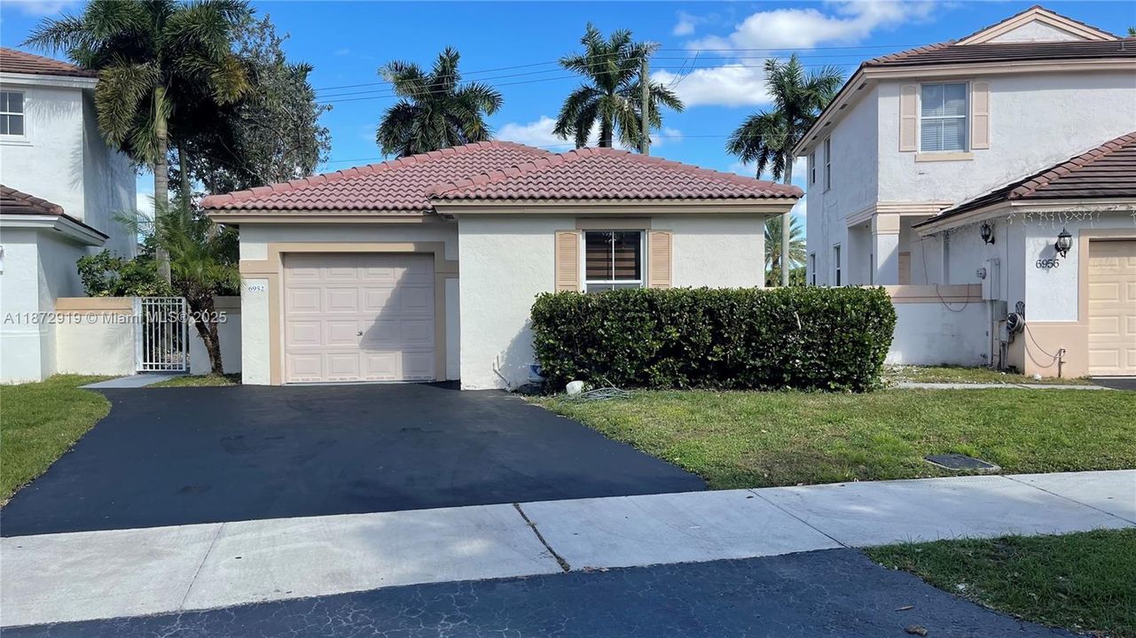 Active With Contract: $3,000 (3 beds, 2 baths, 1361 Square Feet)