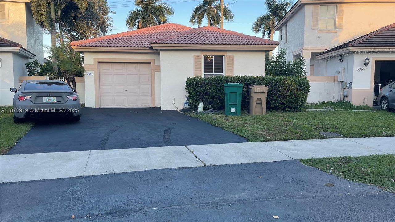 Active With Contract: $3,000 (3 beds, 2 baths, 1361 Square Feet)