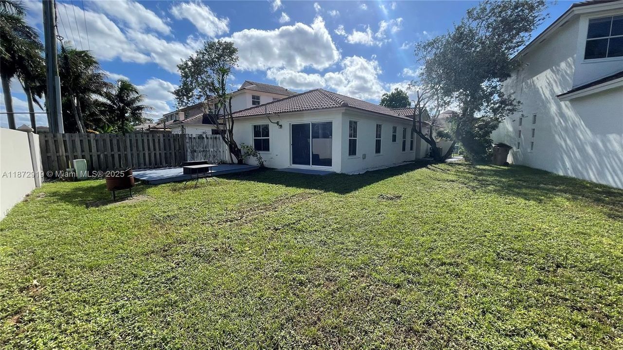 Active With Contract: $3,000 (3 beds, 2 baths, 1361 Square Feet)