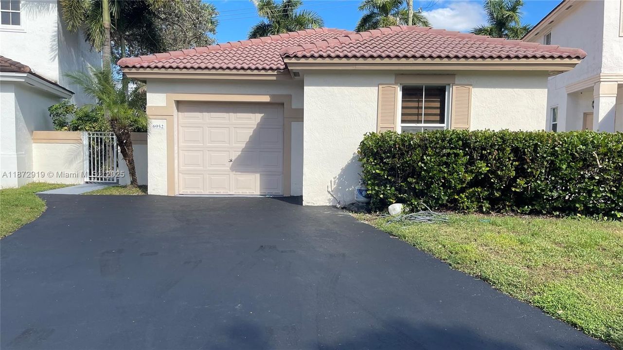 Active With Contract: $3,000 (3 beds, 2 baths, 1361 Square Feet)