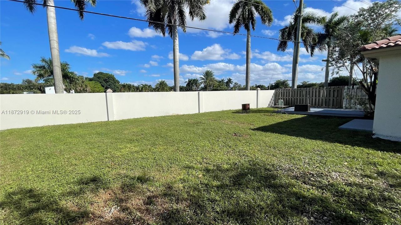 Active With Contract: $3,000 (3 beds, 2 baths, 1361 Square Feet)