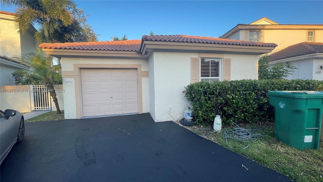 Active With Contract: $3,000 (3 beds, 2 baths, 1361 Square Feet)