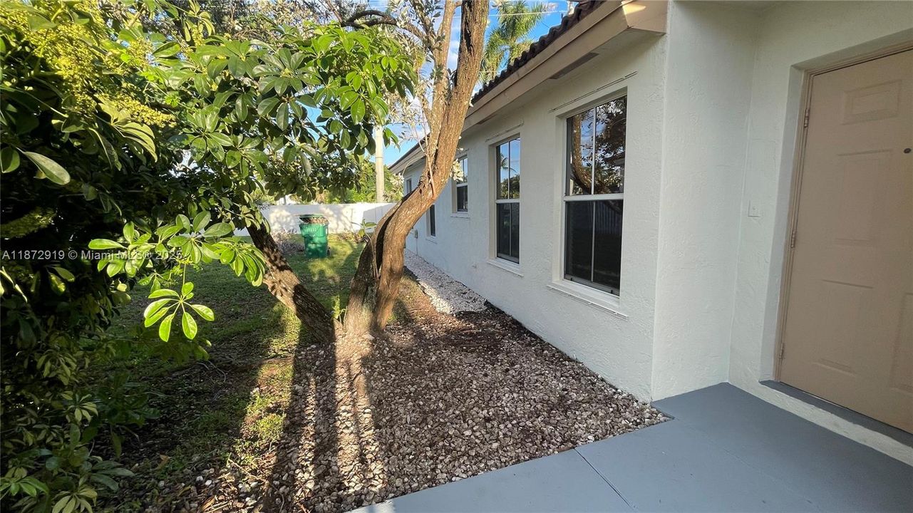 Active With Contract: $3,000 (3 beds, 2 baths, 1361 Square Feet)