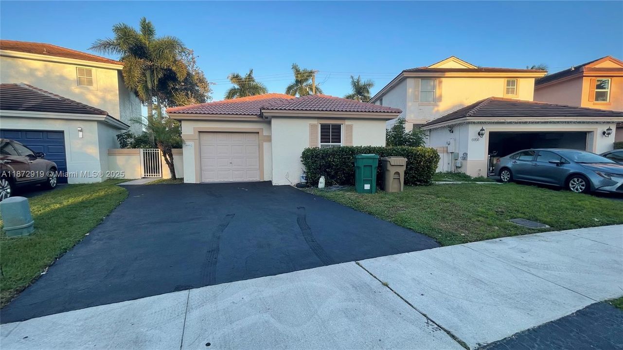 Active With Contract: $3,000 (3 beds, 2 baths, 1361 Square Feet)