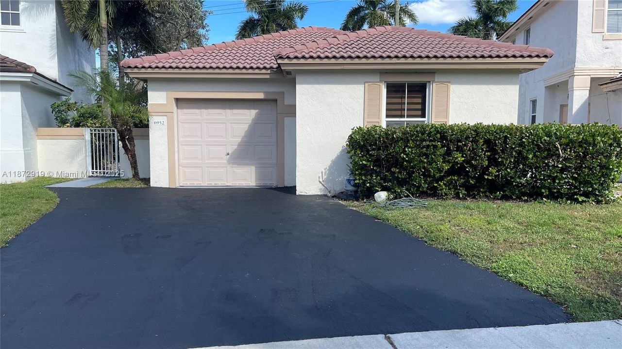 Active With Contract: $3,000 (3 beds, 2 baths, 1361 Square Feet)