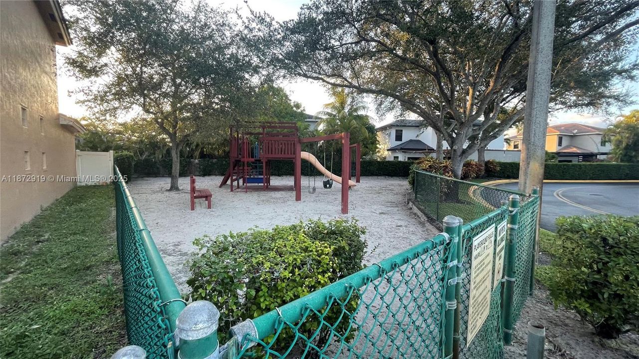 Active With Contract: $3,000 (3 beds, 2 baths, 1361 Square Feet)