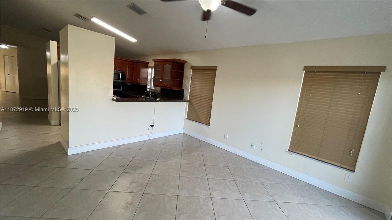 Active With Contract: $3,000 (3 beds, 2 baths, 1361 Square Feet)